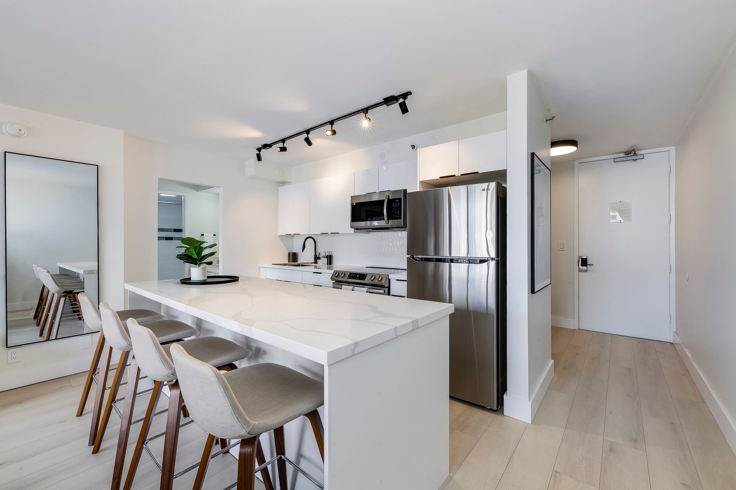 A Modern Mix Waikiki Edition: 1 Br w/ Free Parking - Image 14