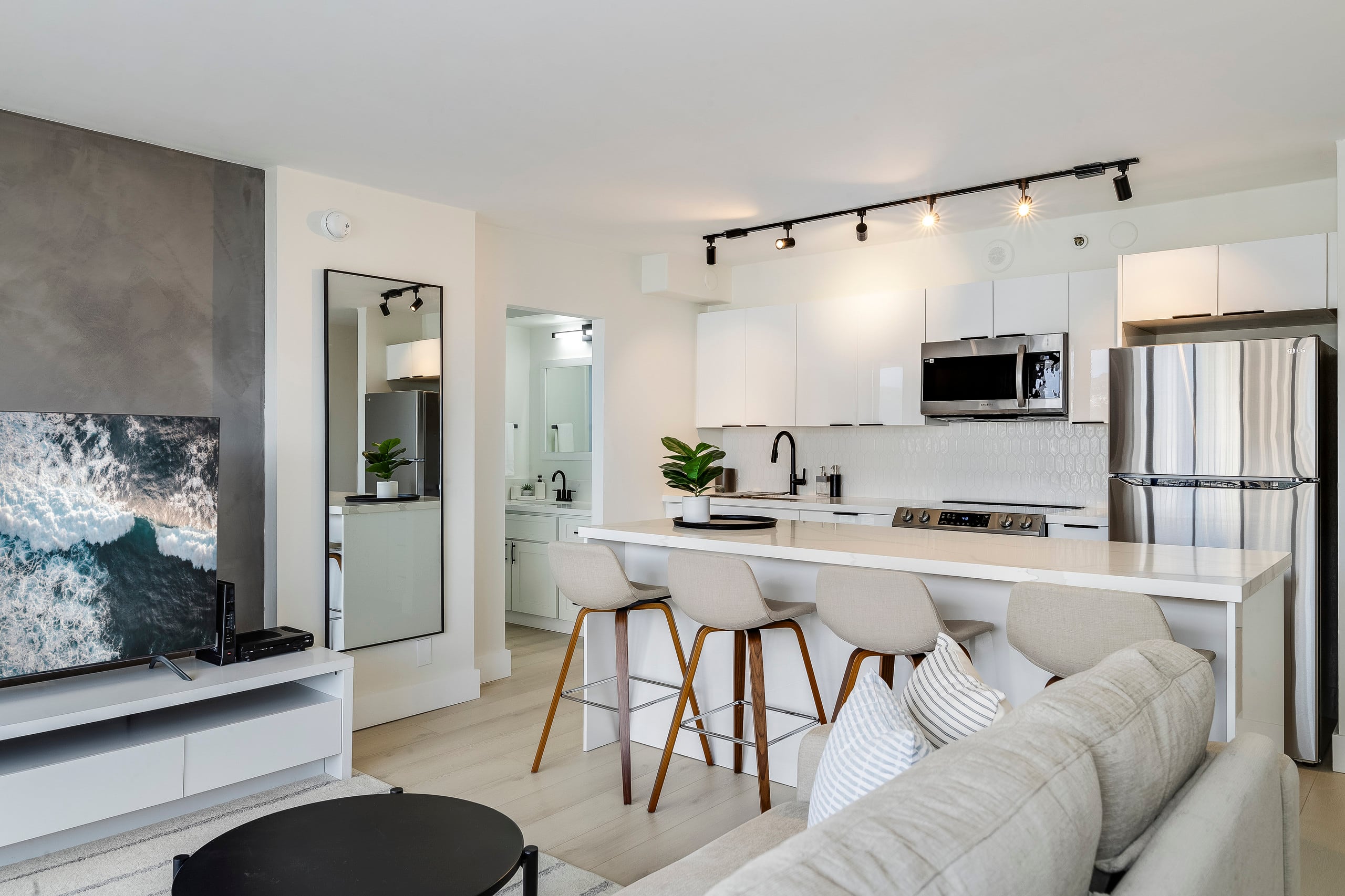 A Modern Mix Waikiki Edition: 1 Br w/ Free Parking - Image 17