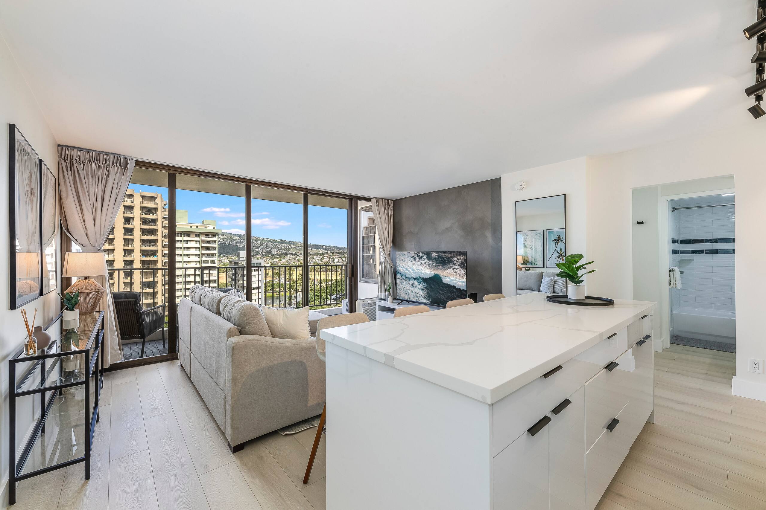 A Modern Mix Waikiki Edition: 1 Br w/ Free Parking - Image 8