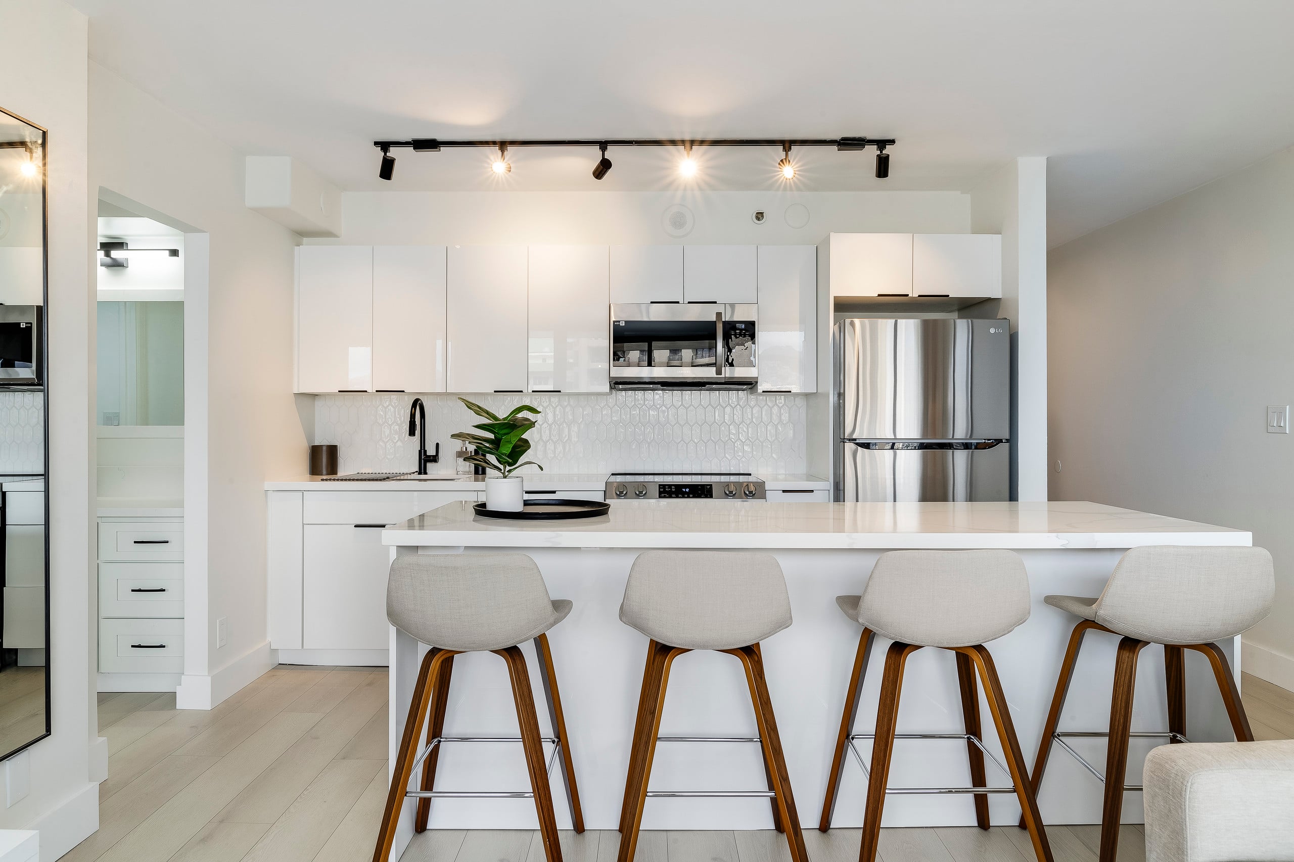 A Modern Mix Waikiki Edition: 1 Br w/ Free Parking - Image 18