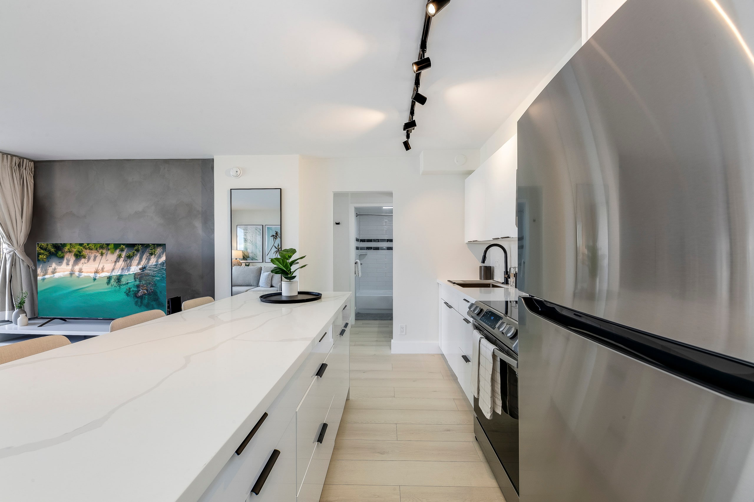 A Modern Mix Waikiki Edition: 1 Br w/ Free Parking - Image 20