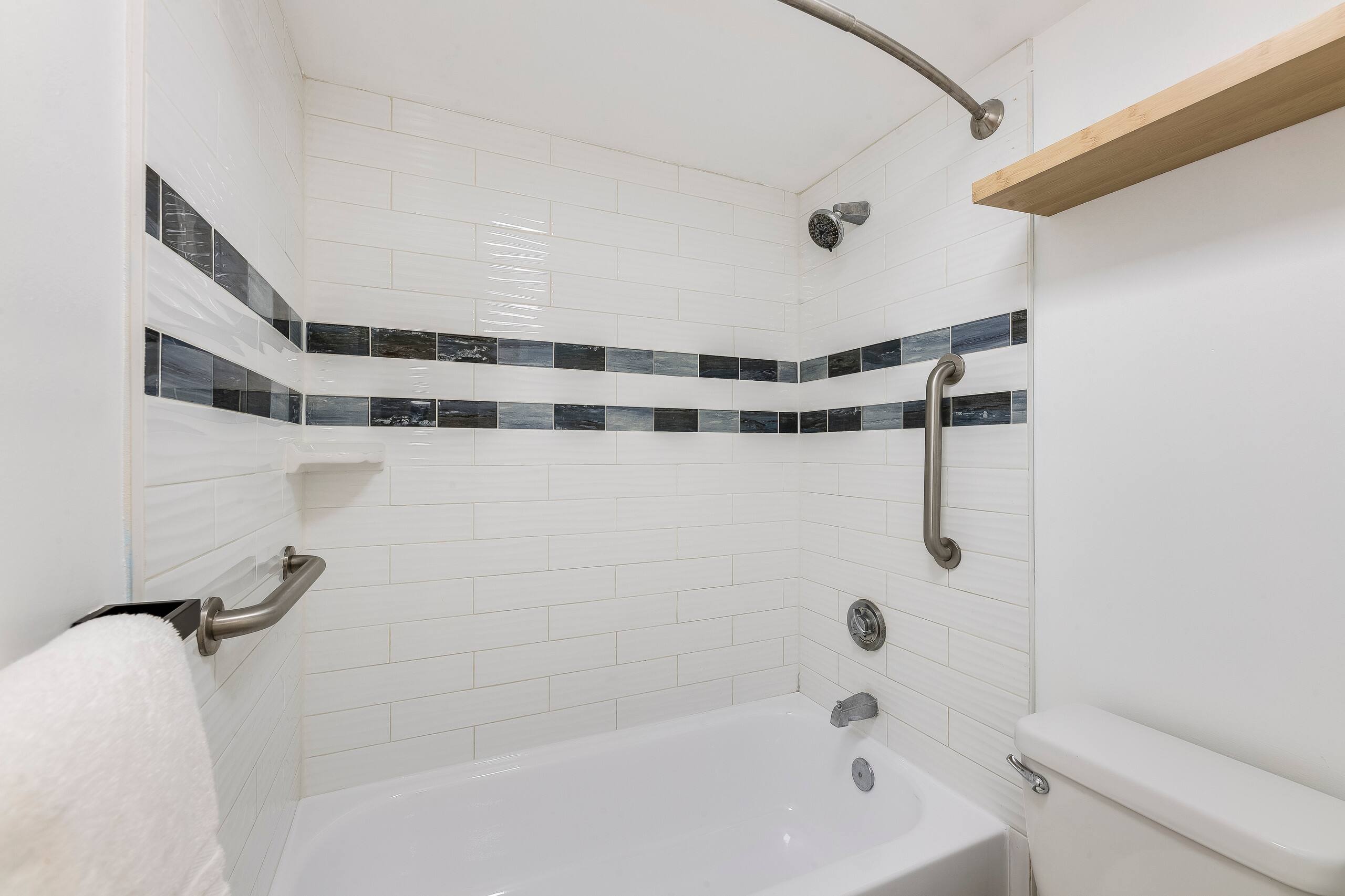 A Modern Mix Waikiki Edition: 1 Br w/ Free Parking - Image 26