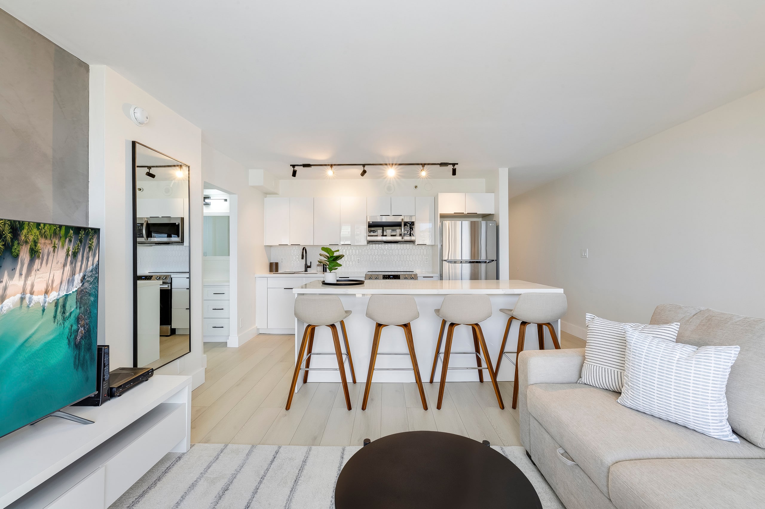 A Modern Mix Waikiki Edition: 1 Br w/ Free Parking - Image 4