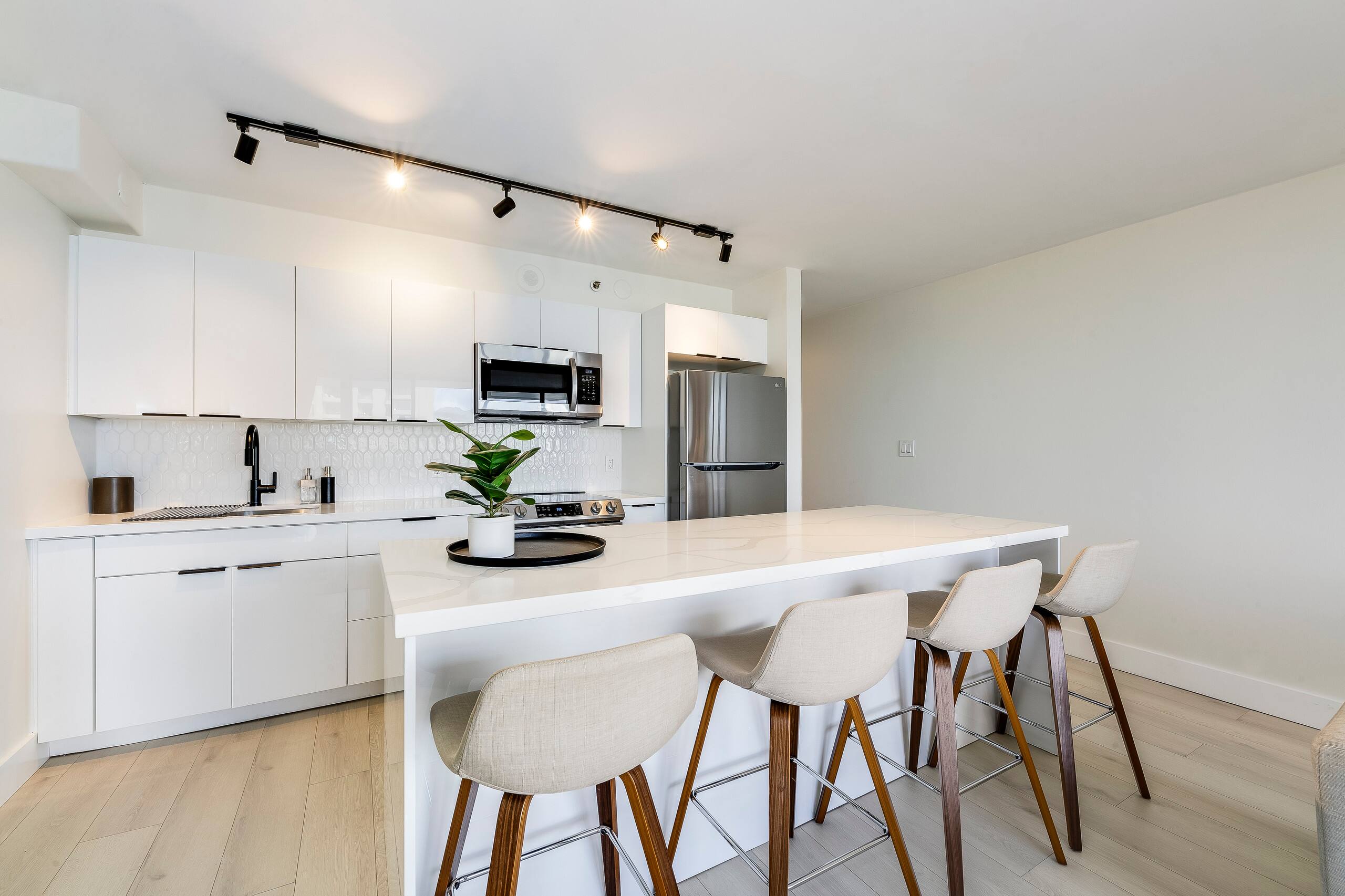A Modern Mix Waikiki Edition: 1 Br w/ Free Parking - Image 15