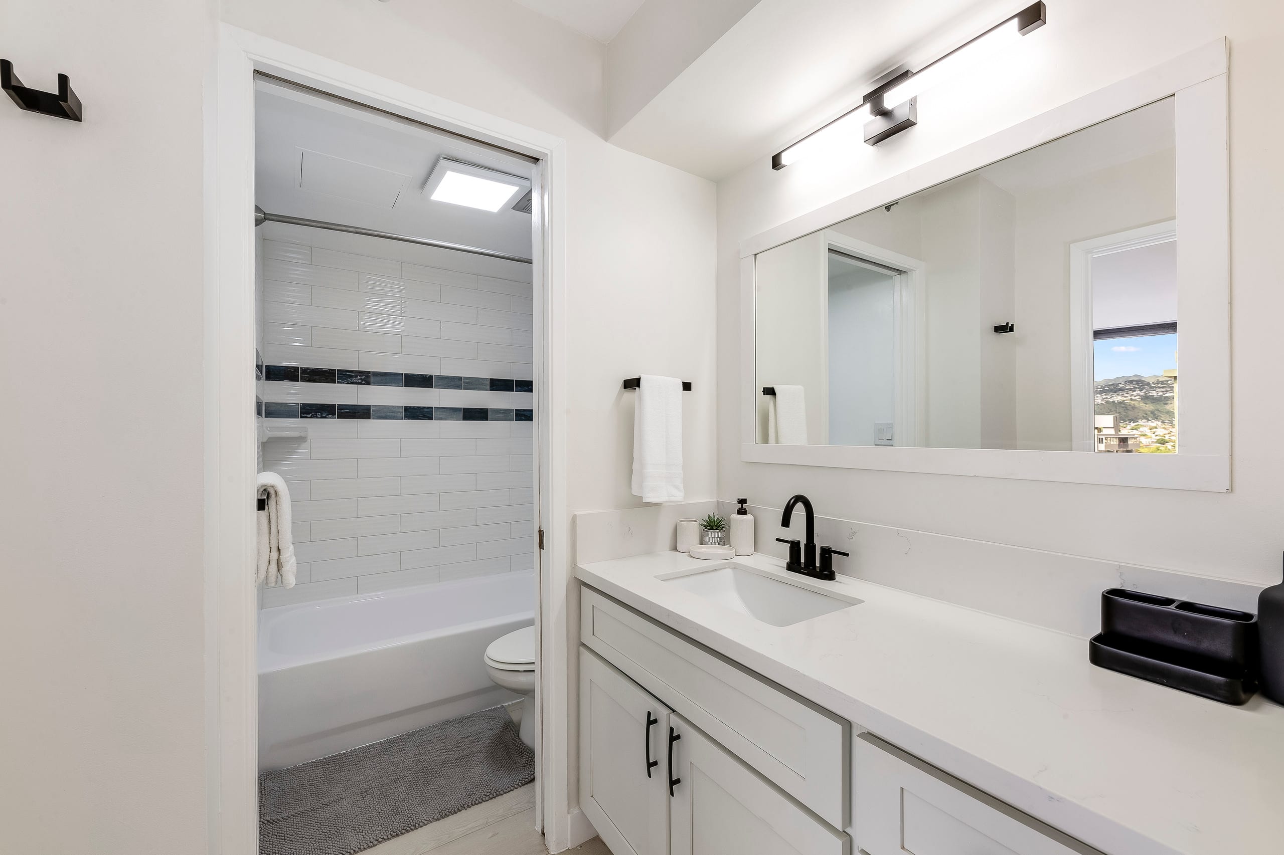 A Modern Mix Waikiki Edition: 1 Br w/ Free Parking - Image 24