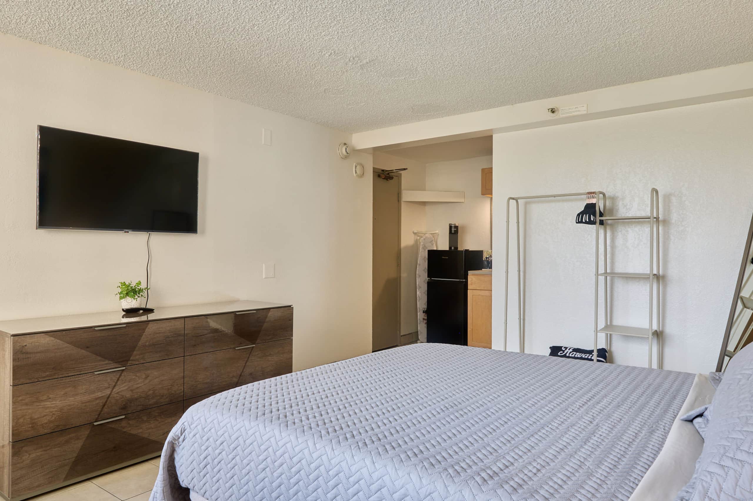 Condo in Honolulu · ★4.66 · Studio · 1 bath - Image 9