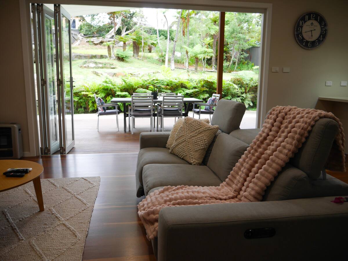 Luxury 2 story Home in Yowie Bay, pet friendly, photo 2
