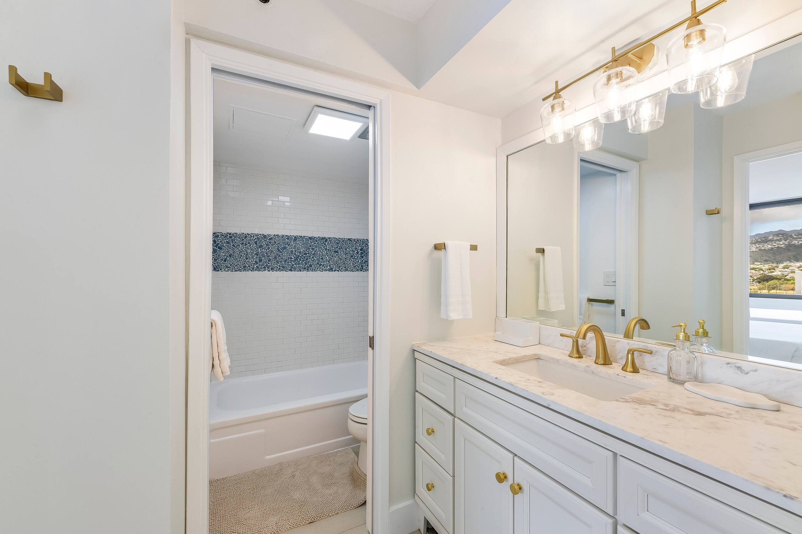 Waikiki Banyan Golden Gem: 1 Br w/ Free Parking - Image 19
