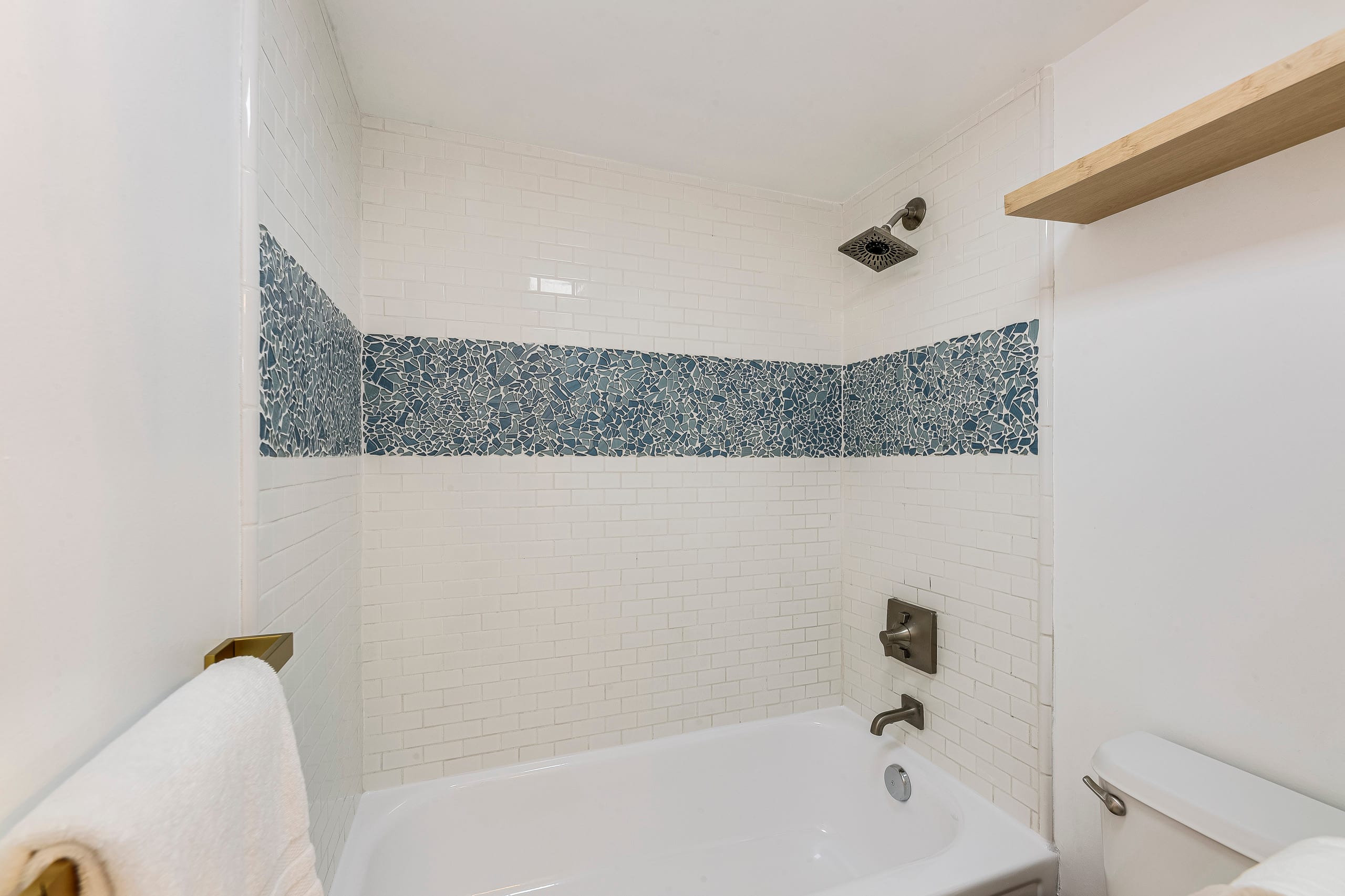 Waikiki Banyan Golden Gem: 1 Br w/ Free Parking - Image 20