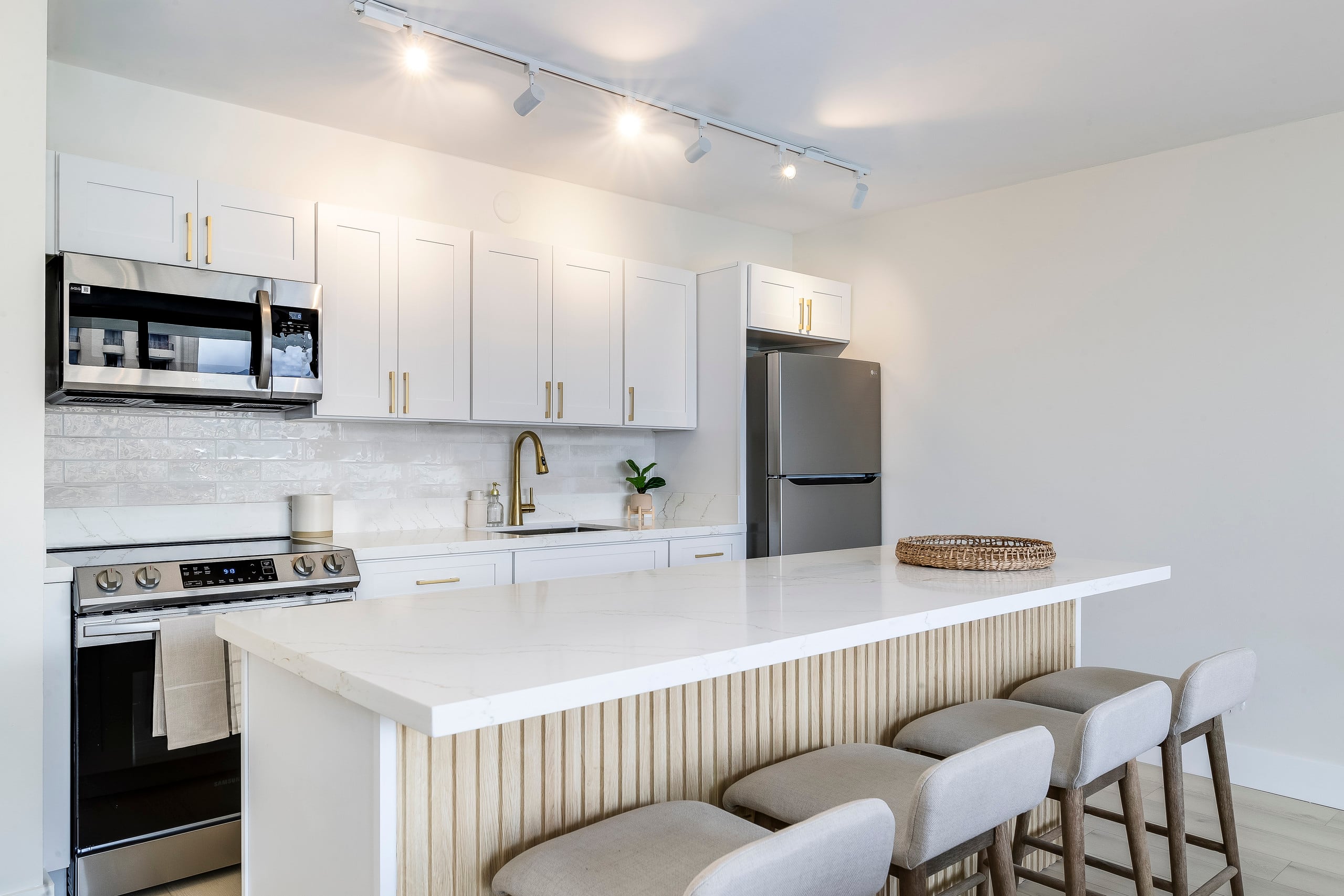 Waikiki Banyan Golden Gem: 1 Br w/ Free Parking - Image 12