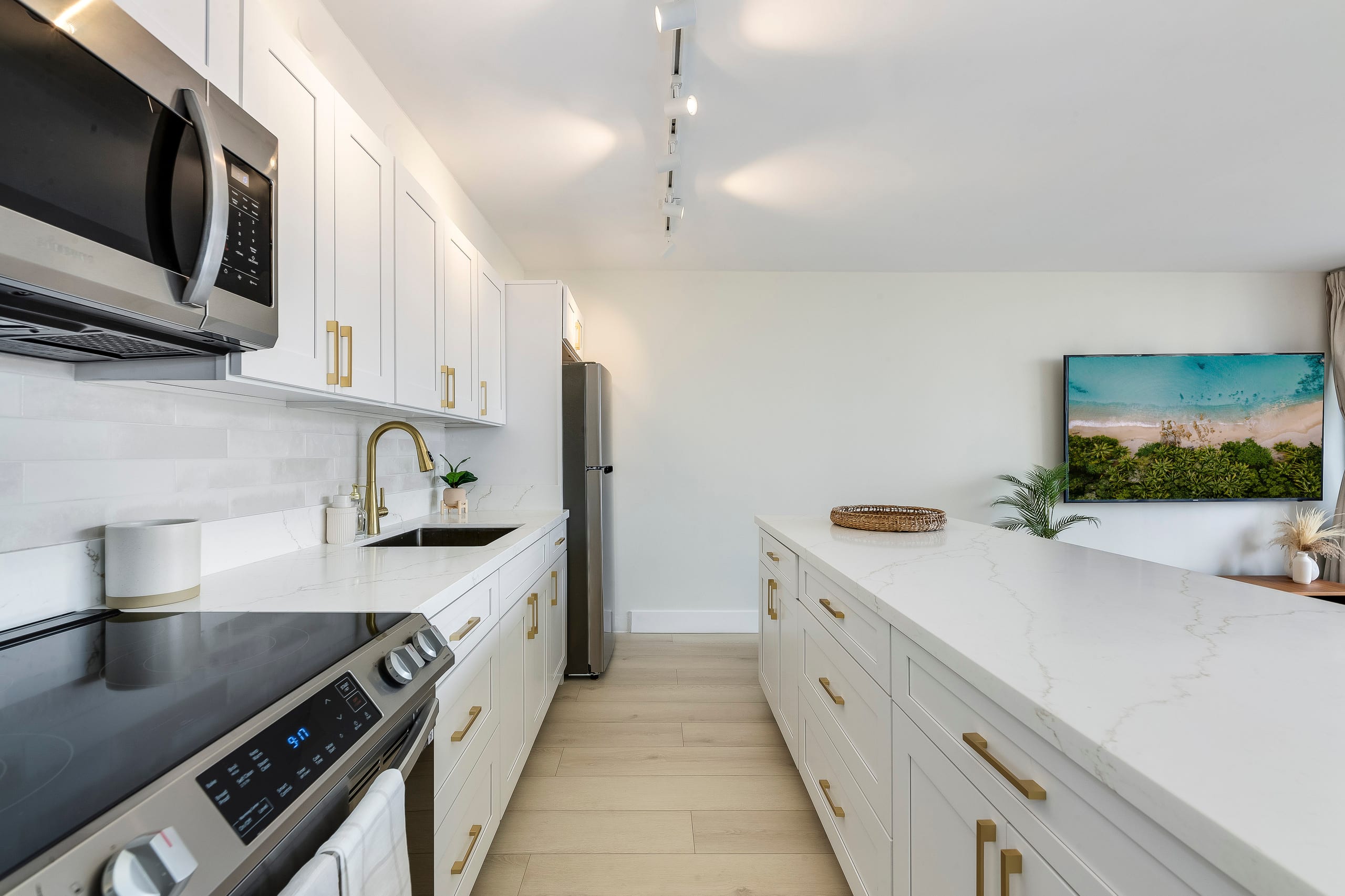 Waikiki Banyan Golden Gem: 1 Br w/ Free Parking - Image 13