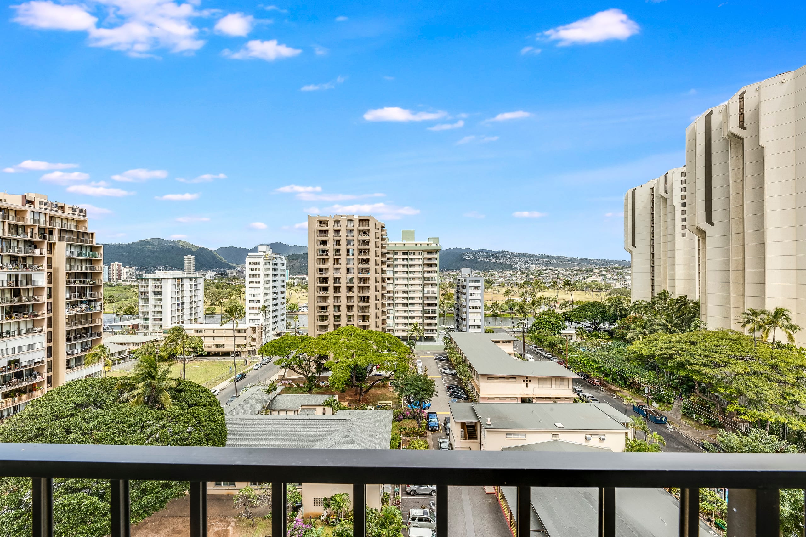 Waikiki Banyan Golden Gem: 1 Br w/ Free Parking - Image 23