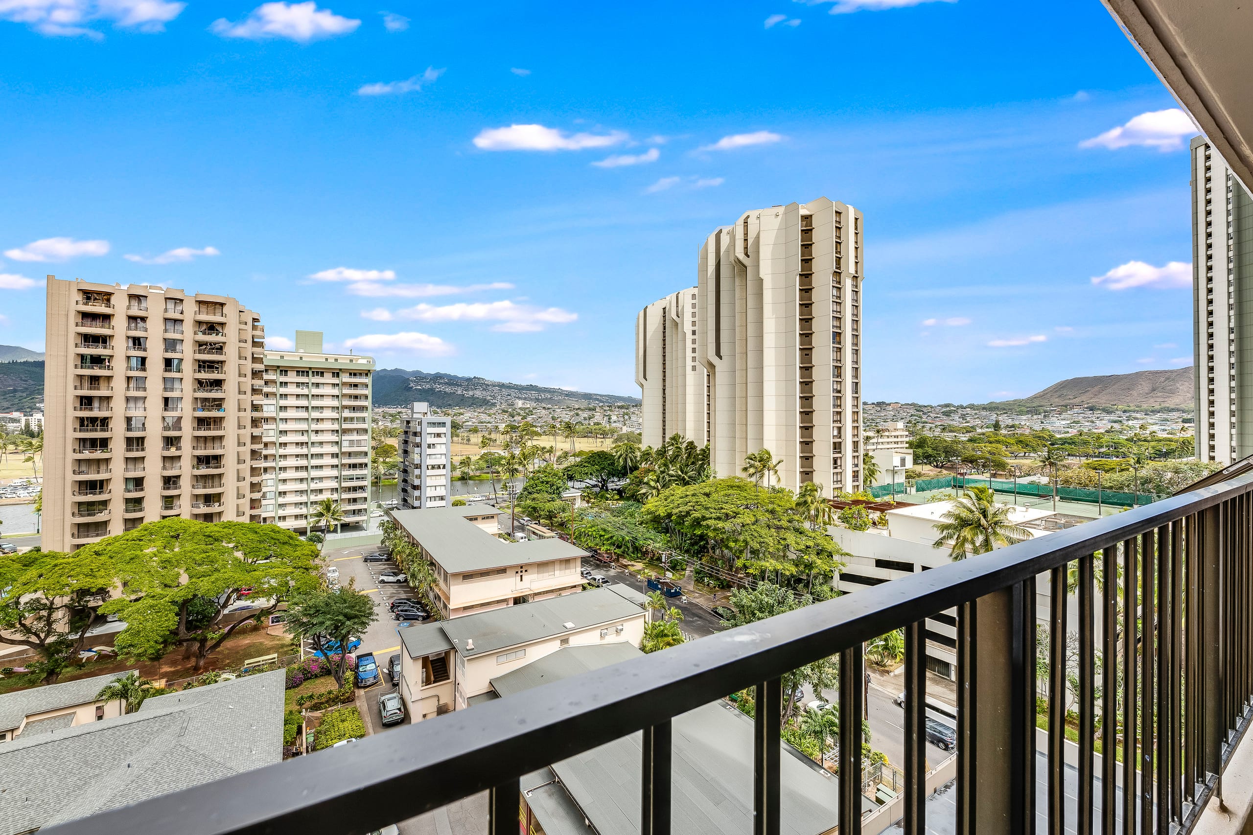 Waikiki Banyan Golden Gem: 1 Br w/ Free Parking - Image 22