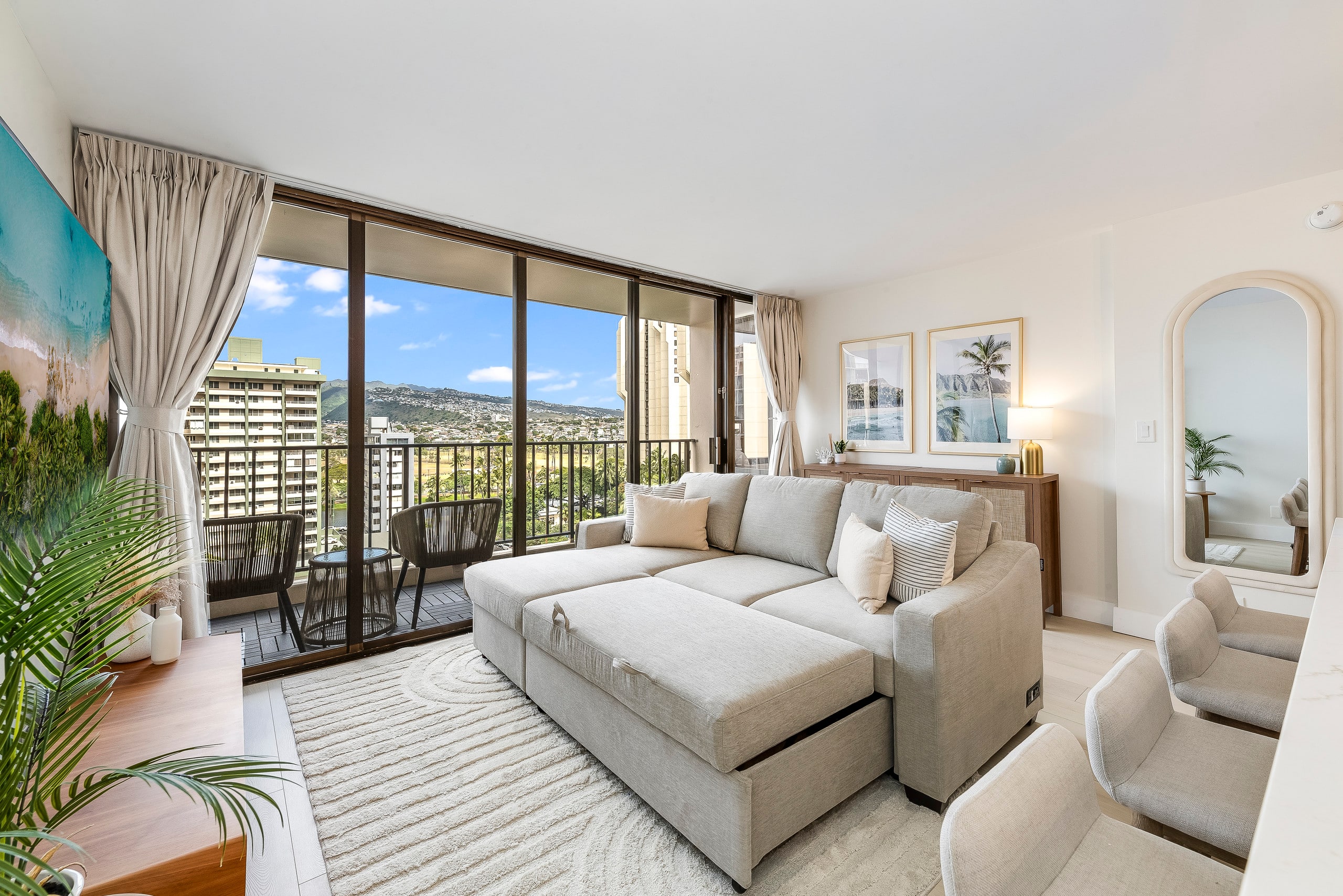 Waikiki Banyan Golden Gem: 1 Br w/ Free Parking - Image 2