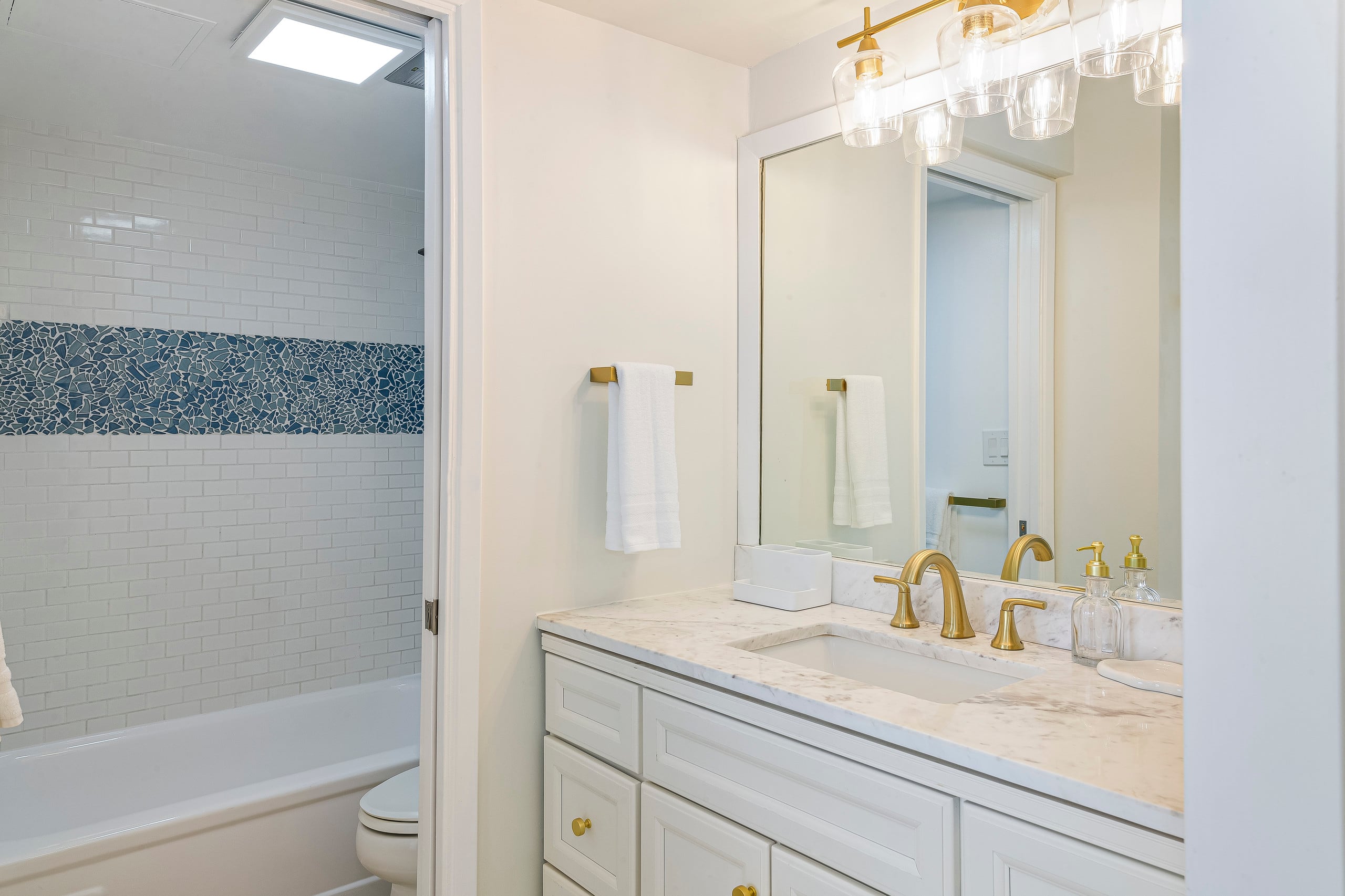 Waikiki Banyan Golden Gem: 1 Br w/ Free Parking - Image 17
