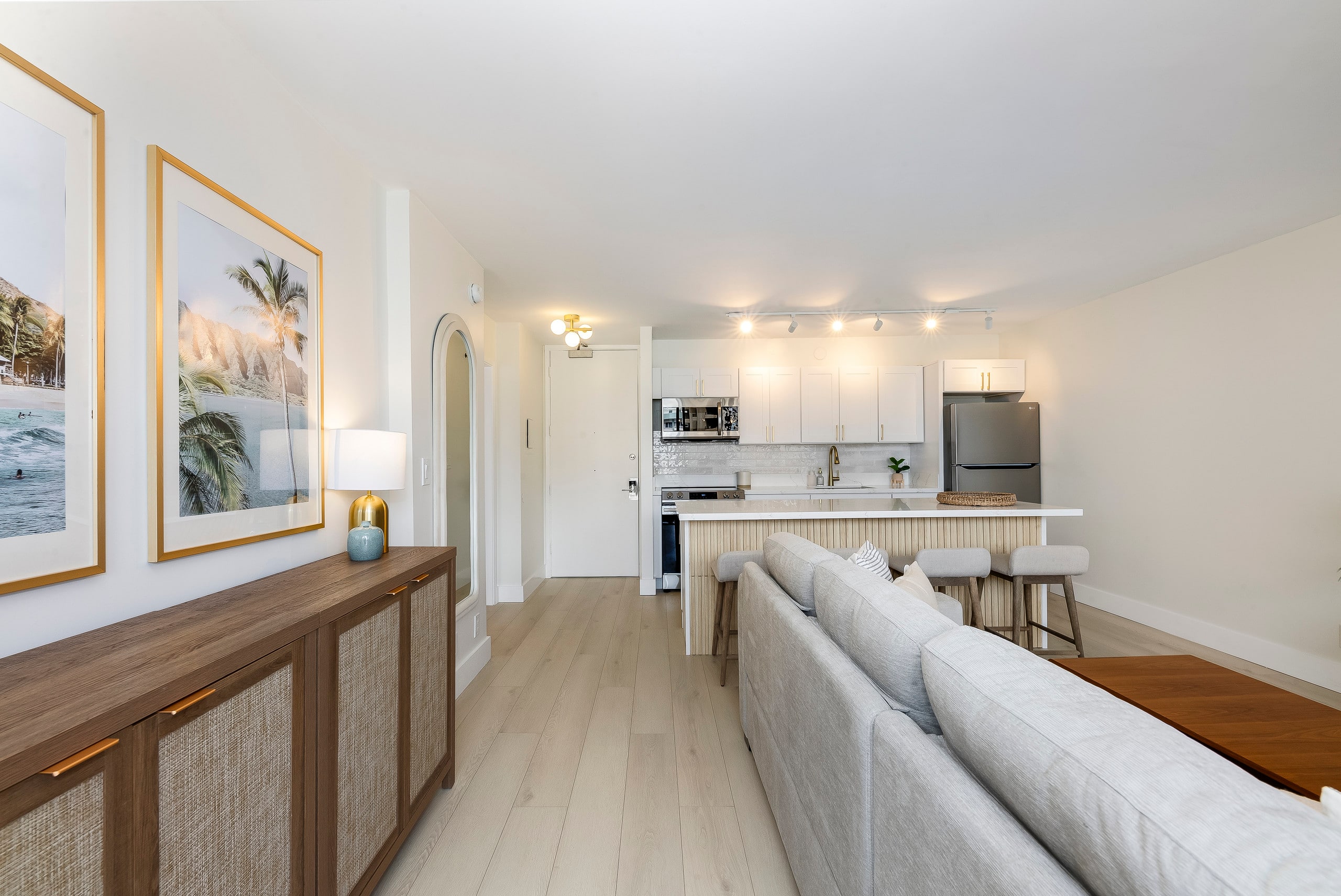 Waikiki Banyan Golden Gem: 1 Br w/ Free Parking - Image 4
