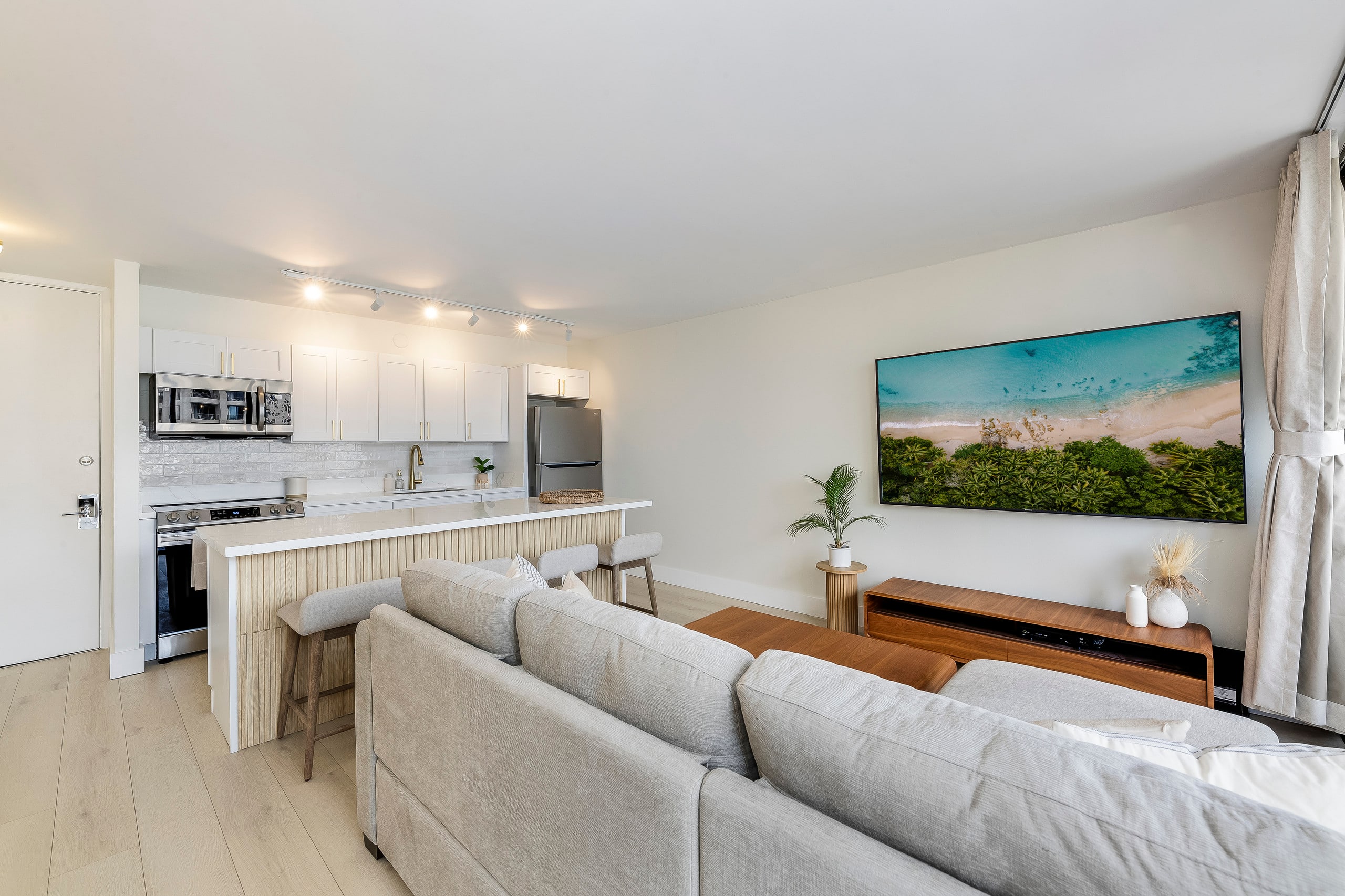 Waikiki Banyan Golden Gem: 1 Br w/ Free Parking - Image 8