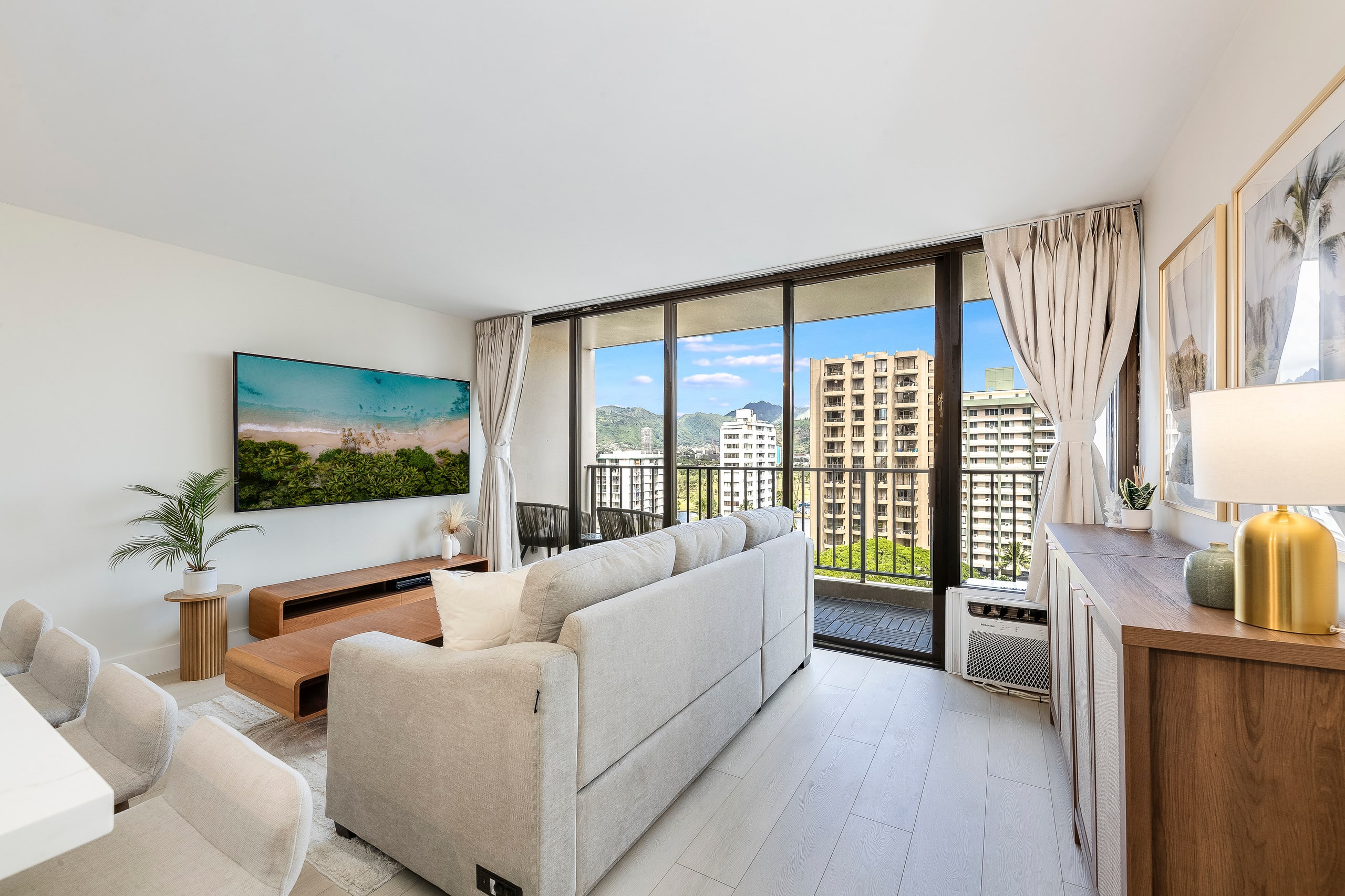 Waikiki Banyan Golden Gem: 1 Br w/ Free Parking - Image 6