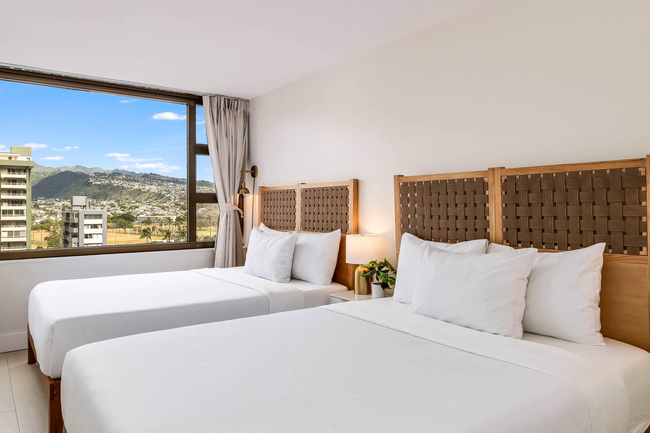 Waikiki Banyan Golden Gem: 1 Br w/ Free Parking - Image 16