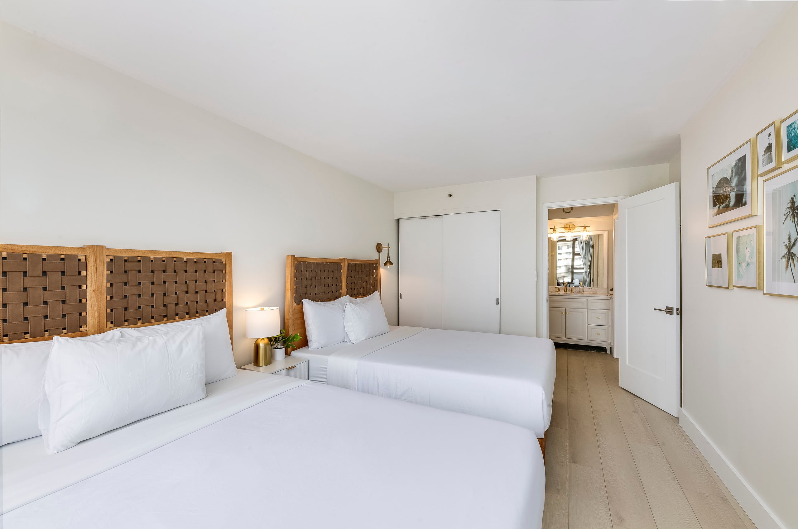 Waikiki Banyan Golden Gem: 1 Br w/ Free Parking - Image 1