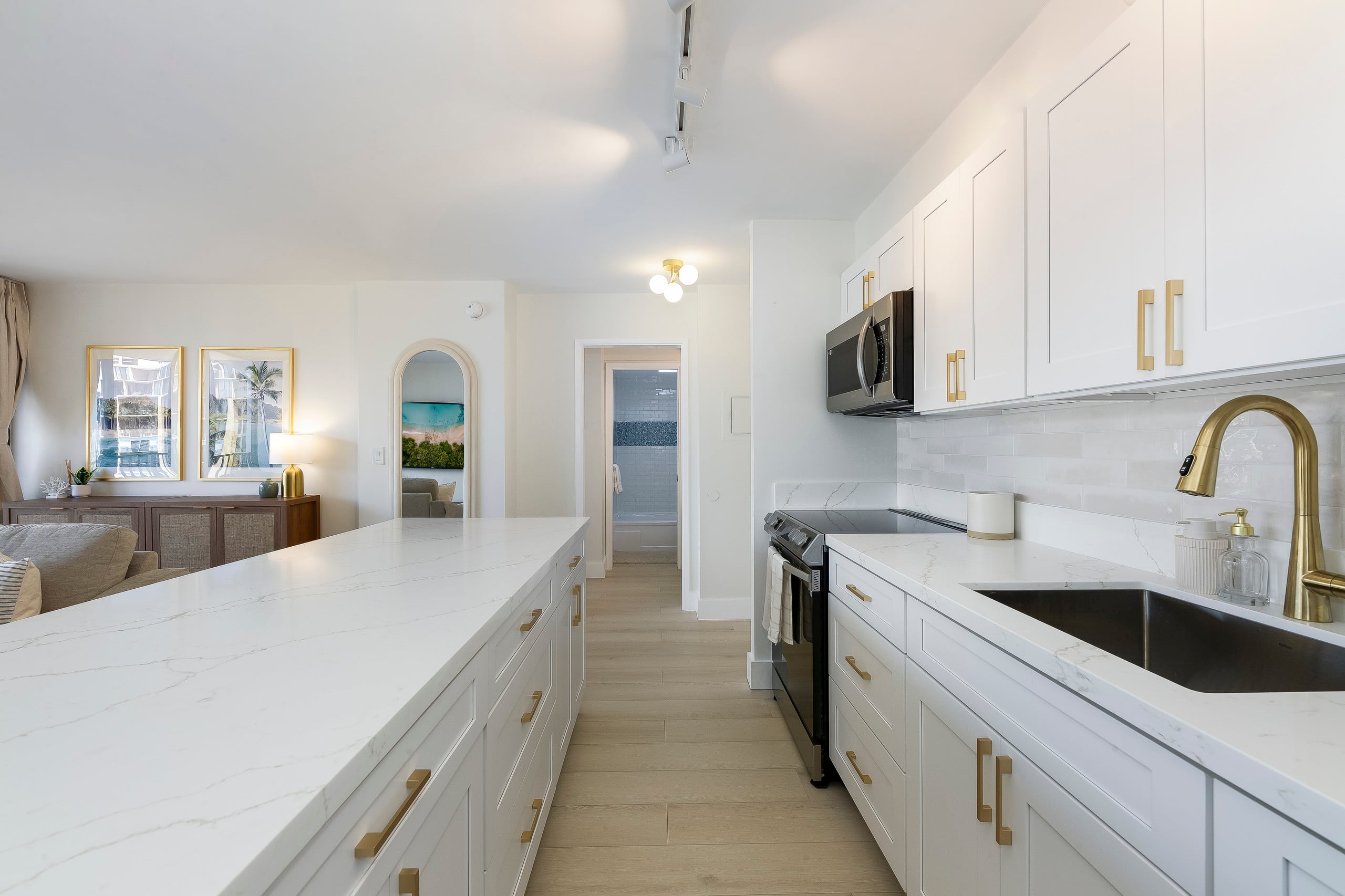 Waikiki Banyan Golden Gem: 1 Br w/ Free Parking - Image 14