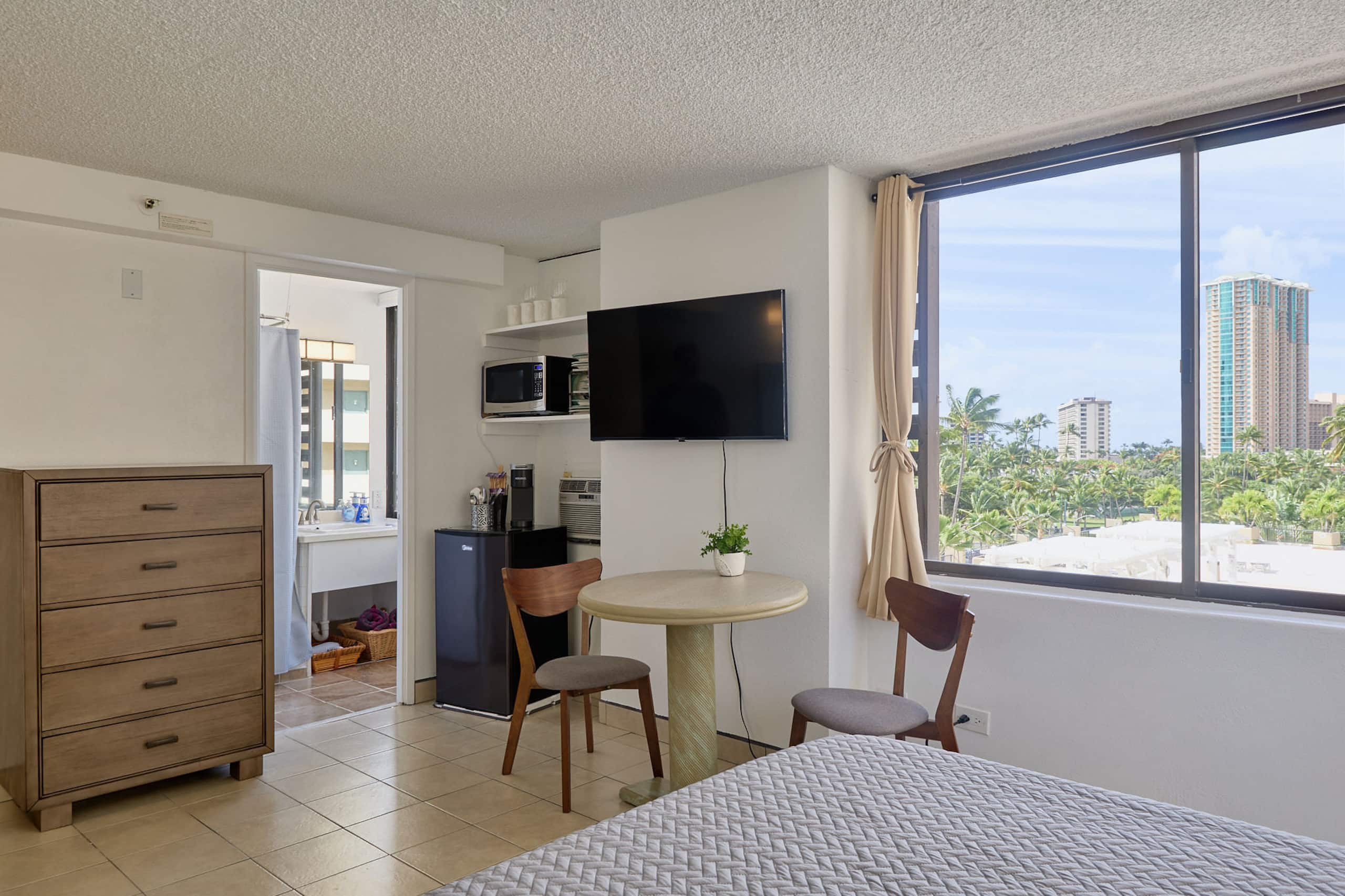 Condo in Honolulu · ★4.76 · Studio · 1 bath - Image 2
