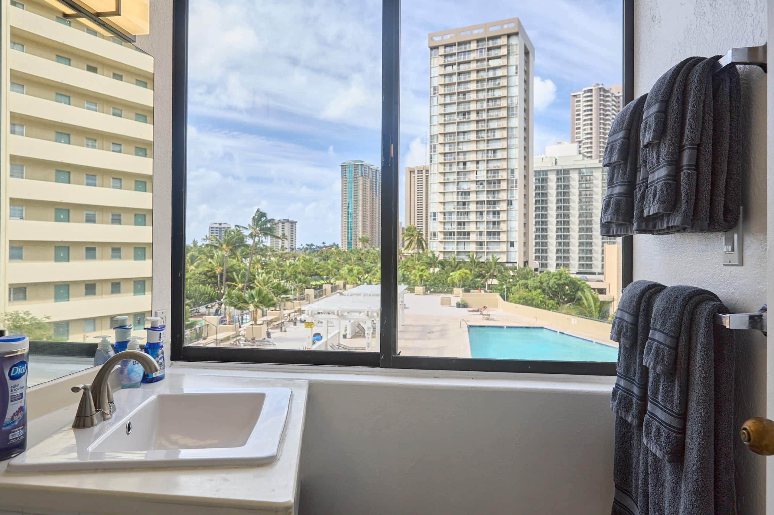 Condo in Honolulu · ★4.76 · Studio · 1 bath - Image 17