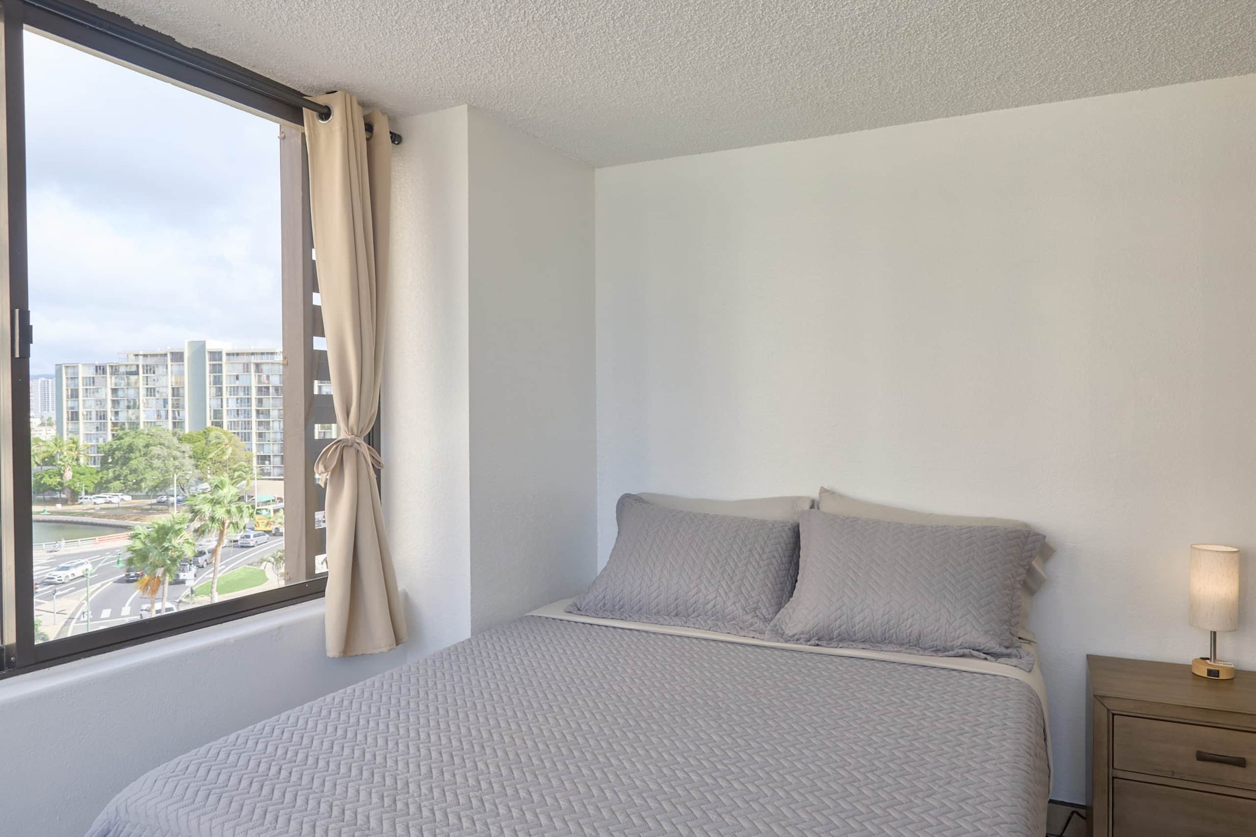 Condo in Honolulu · ★4.76 · Studio · 1 bath - Image 5