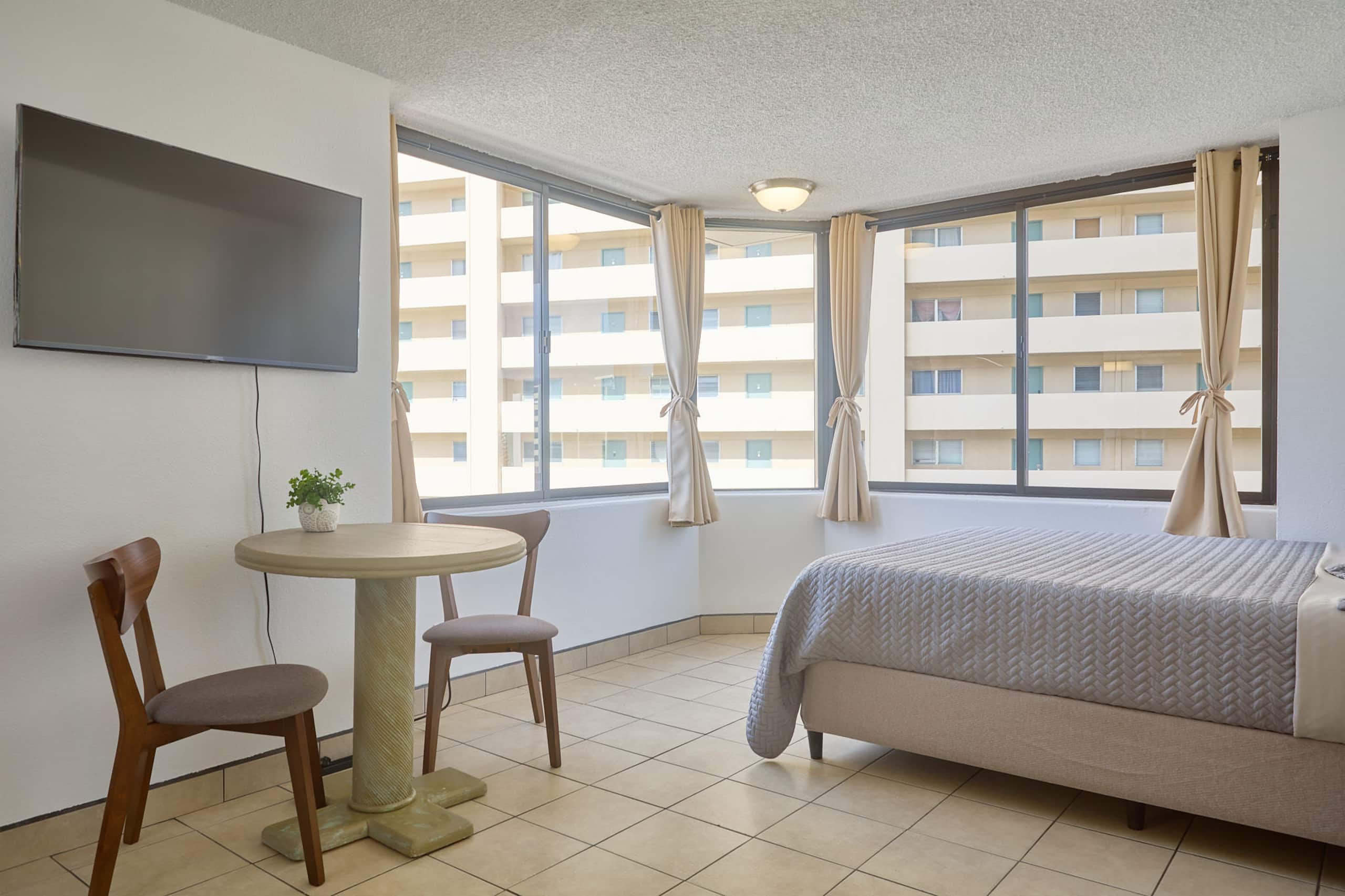 Condo in Honolulu · ★4.76 · Studio · 1 bath - Image 8