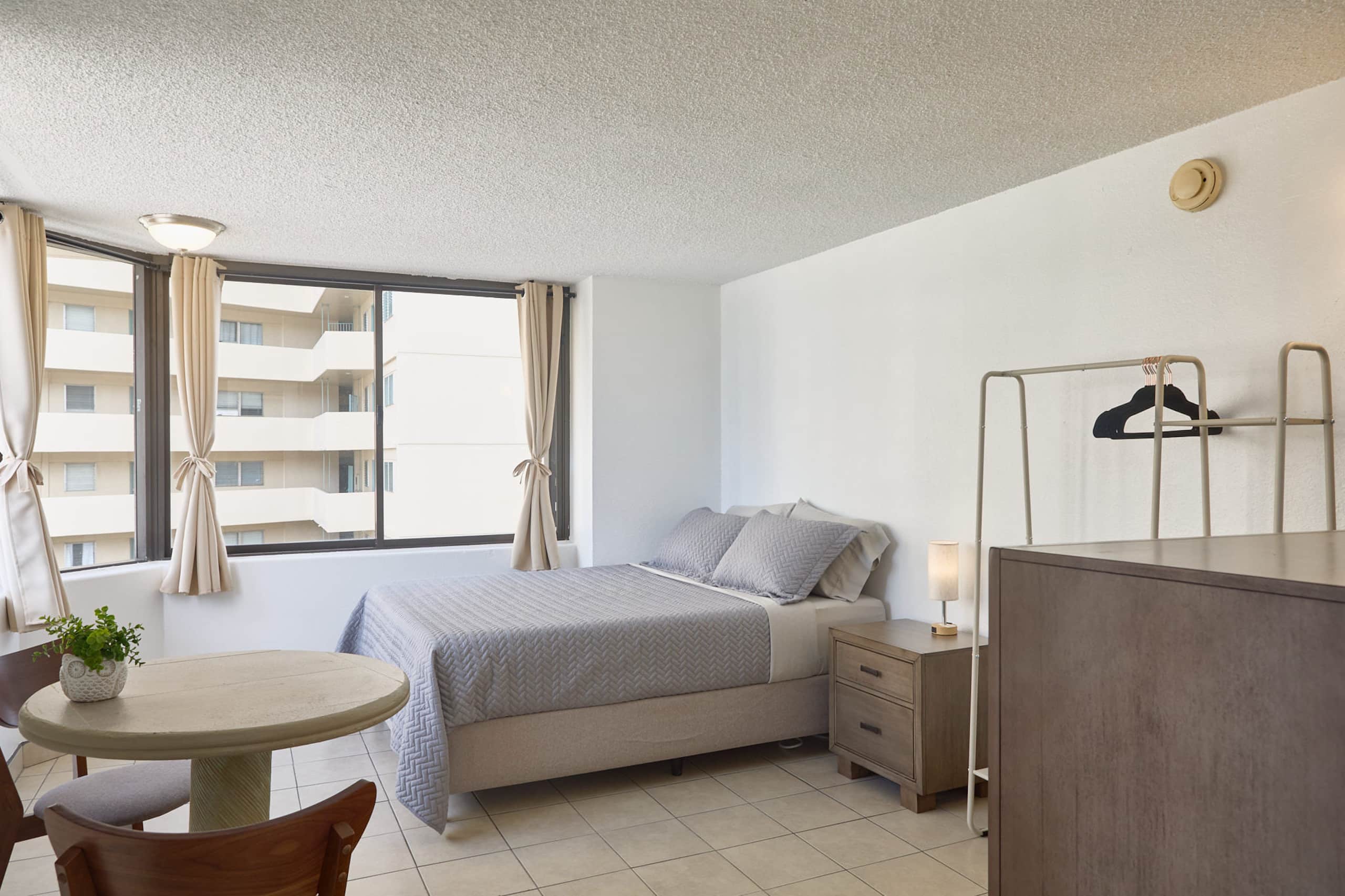 Condo in Honolulu · ★4.76 · Studio · 1 bath - Image 4