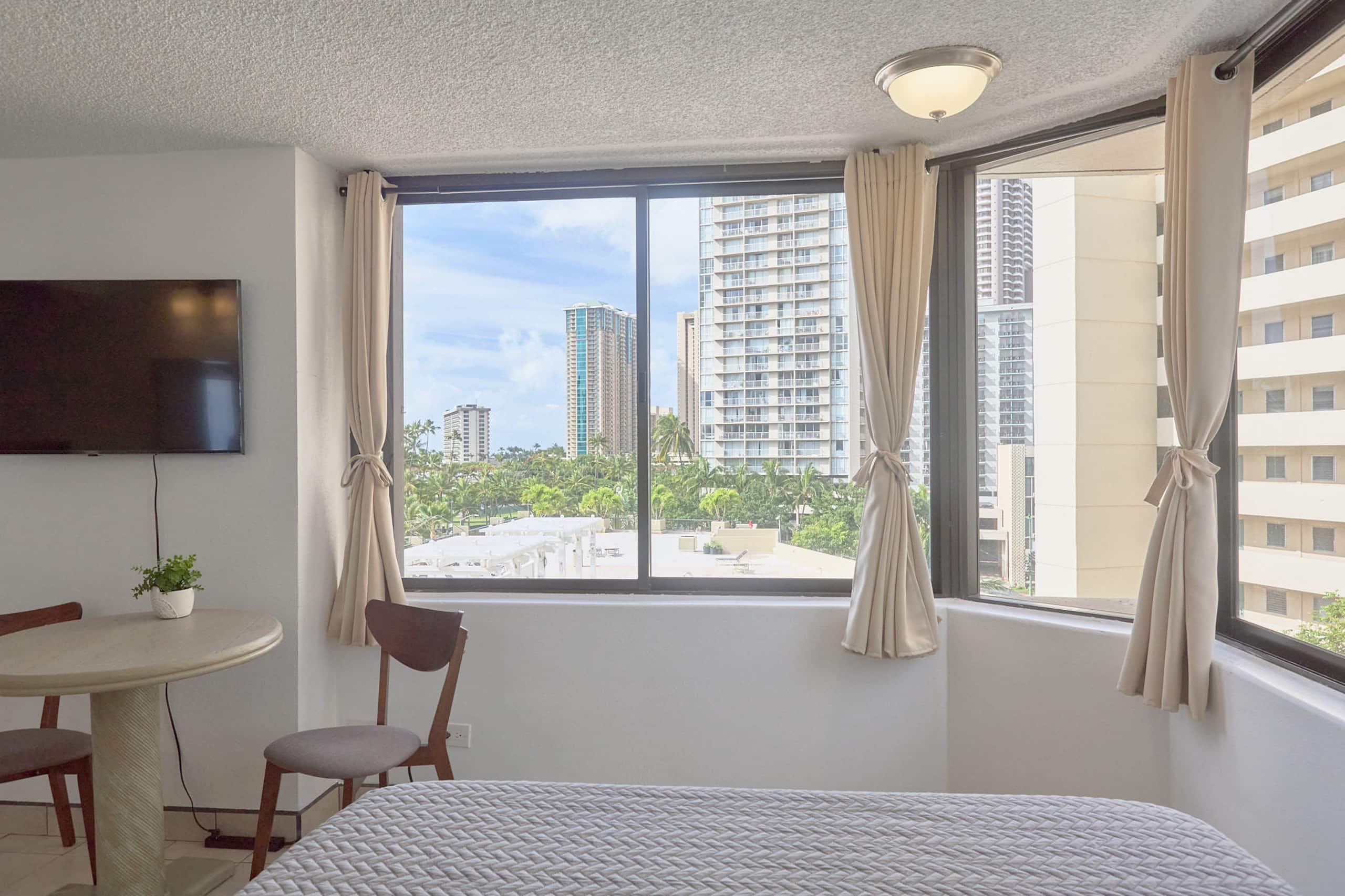 Condo in Honolulu · ★4.76 · Studio · 1 bath - Image 3