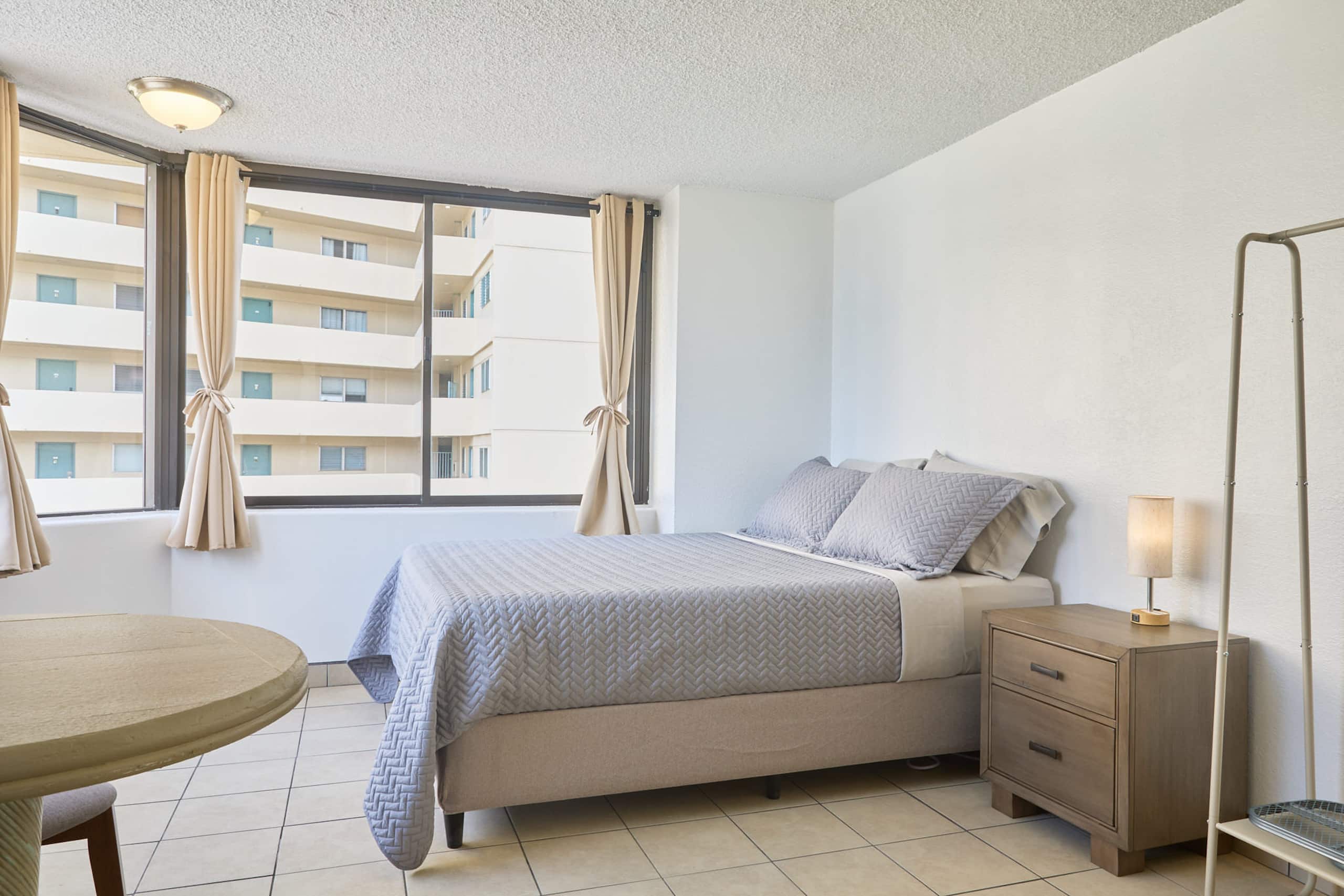 Condo in Honolulu · ★4.76 · Studio · 1 bath - Image 7