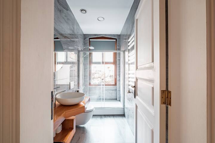 Homie Suites | Galata | 2br Apartment #LU2 gallery image 5