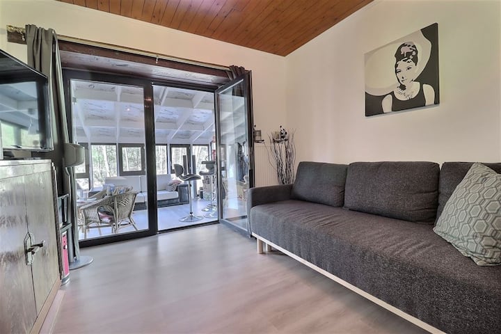 3 во комори
дневна соба кауч на спуштање
кревет 140x200 кат на десната страна
„мало парче од рајот“

верандата не е изнајмена