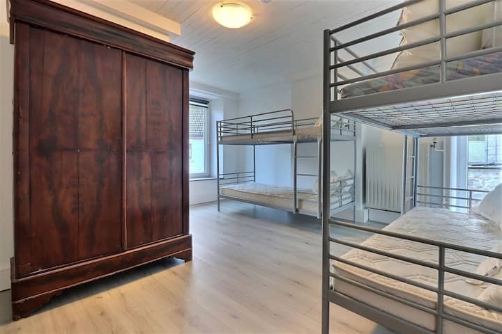 друг преглед 
левата страна „ животот е убав“