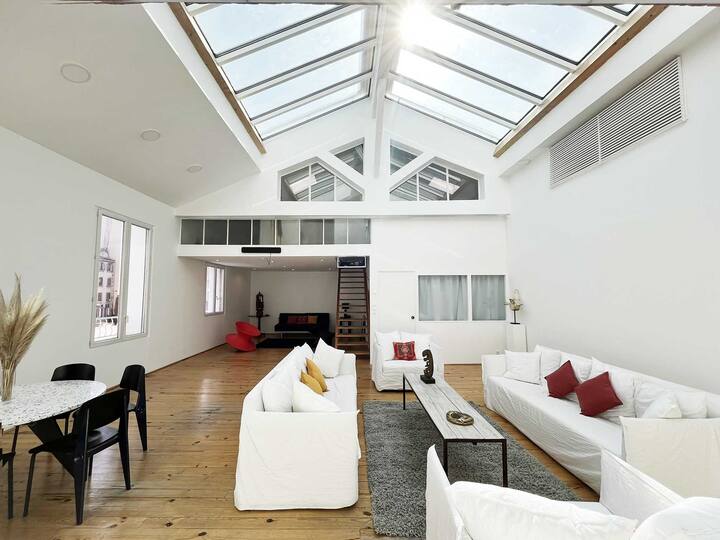 غرفة المعيشة.
الشقة بأكملها مكيفة الهواء. يمكنك أيضًا إغلاق الستائر على المظلة. 