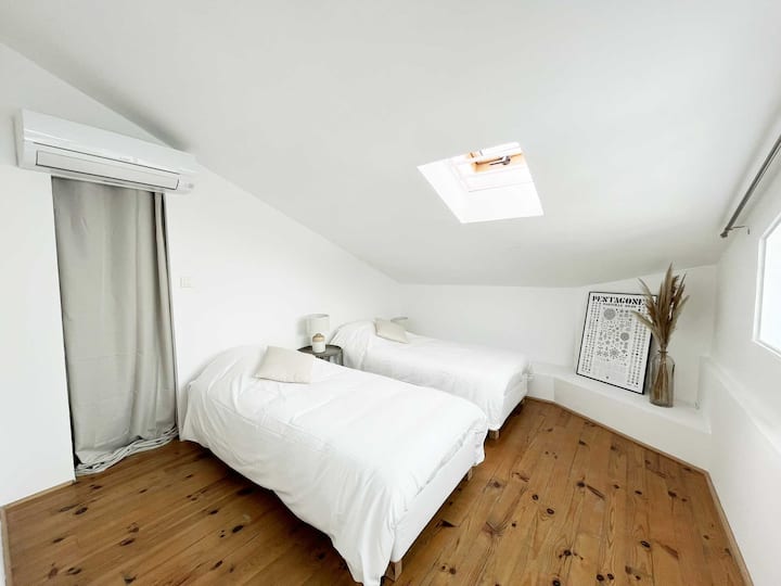 الغرفة 2 في الطابق العلوي.
سوف تنام على سريرين 90 × 200 سم.