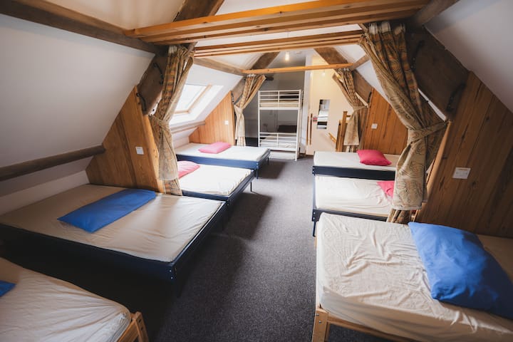 Na schodoch hore internátom, 8 samostatných lôžok a 1 poschodová posteľ plus úložný priestor.