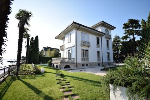 “Villa Virginia” on the lake with swimming pool and private jetty