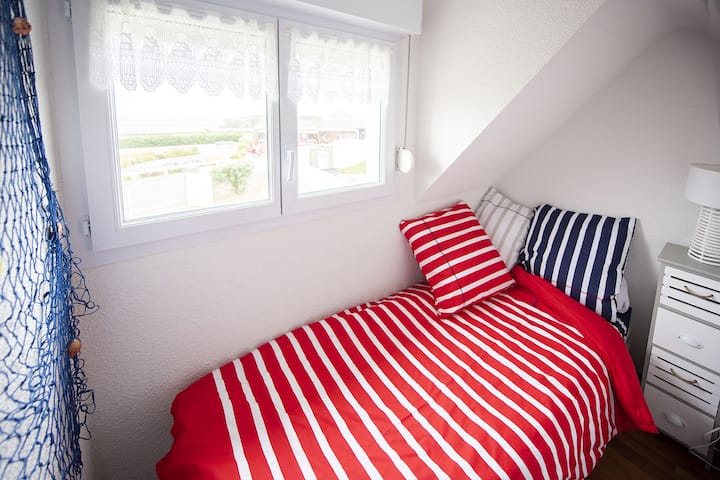 Quarto com vista para o mar - cama de solteiro