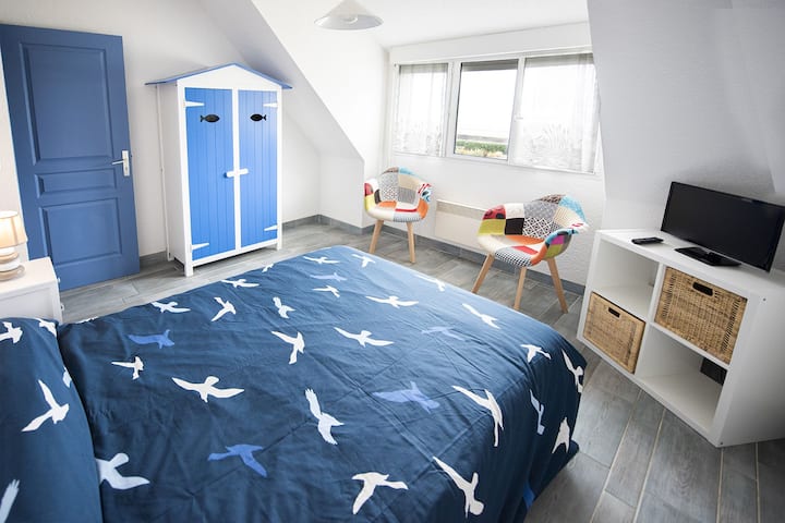 Quarto com vista para o mar - cama de casal