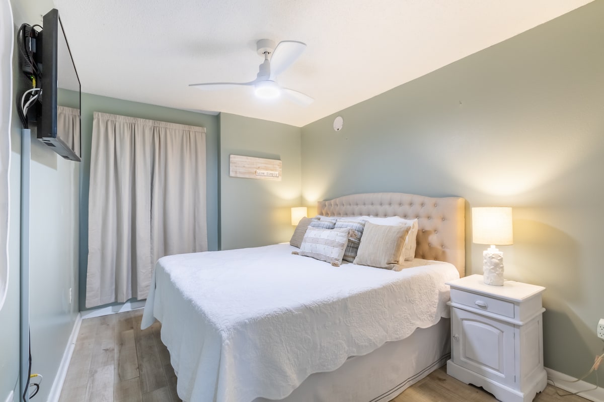 Დატკბით მშვიდი საძინებლით, რომელსაც აქვს დიდი ლეიბი და უამრავი კარადა.