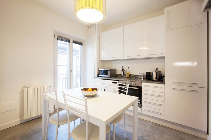 Borromei 7: Two-Bedroom Flat in Cinque Vie_Duomo gallery image 5