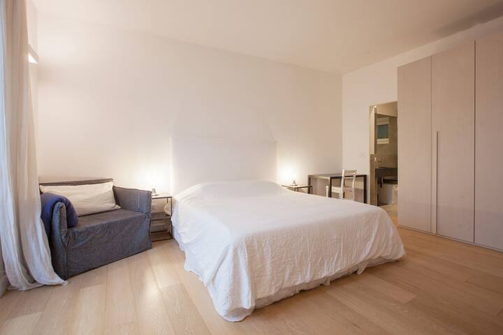 Borromei 7: Two-Bedroom Flat in Cinque Vie_Duomo gallery image 2