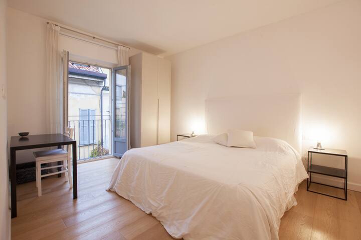 Borromei 7: Two-Bedroom Flat in Cinque Vie_Duomo gallery image 4