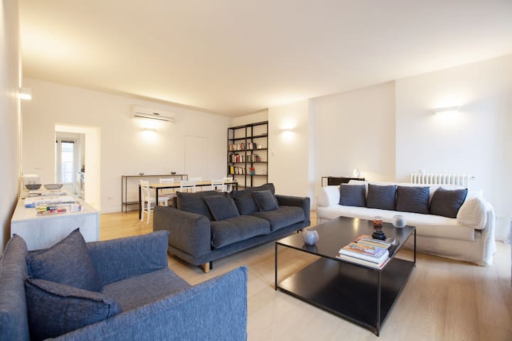 Borromei 7: 2BR/2BA charming Flat steps to Duomo