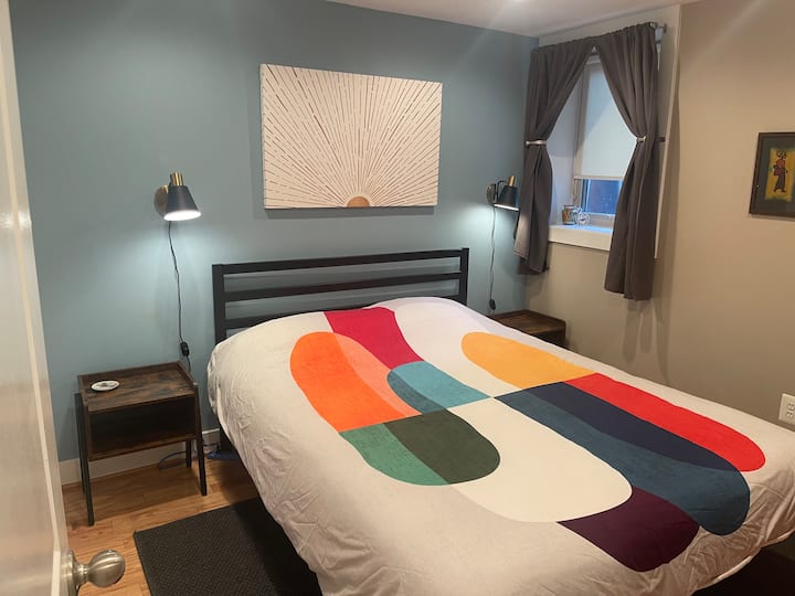 Прва спална соба со брачен кревет (широк 150-179 см) и голем плакар со двојна врата