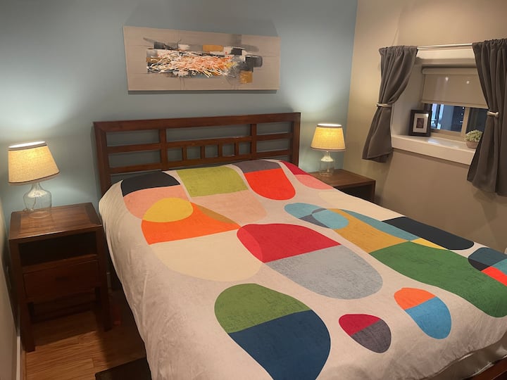 Задна спална соба со брачен кревет (широк 150-179 см) и голем плакар