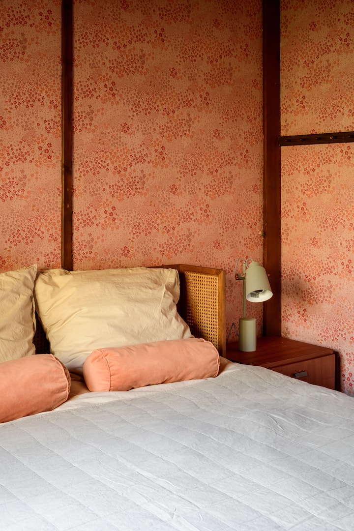 Grote slaapkamer met tweepersoonsbed 160x200