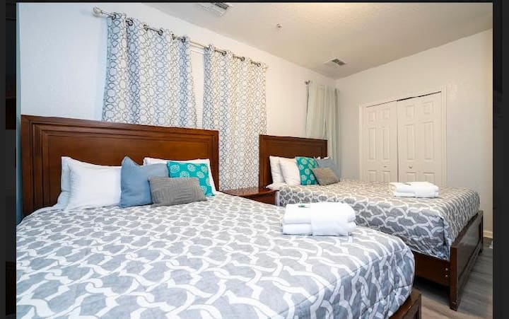 Საძინებელი 2 ორი ორადგილიანი საწოლით. Ეს არის ფლიგელი ცალკე სააბაზანოთი.